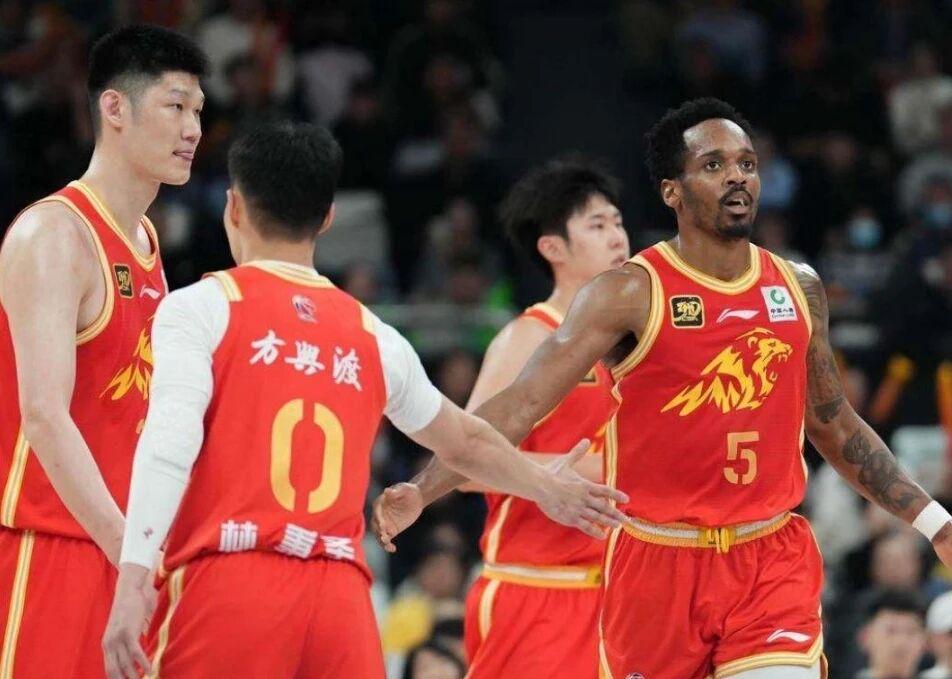 扎克约翰逊领跑慈善精英赛冲冠