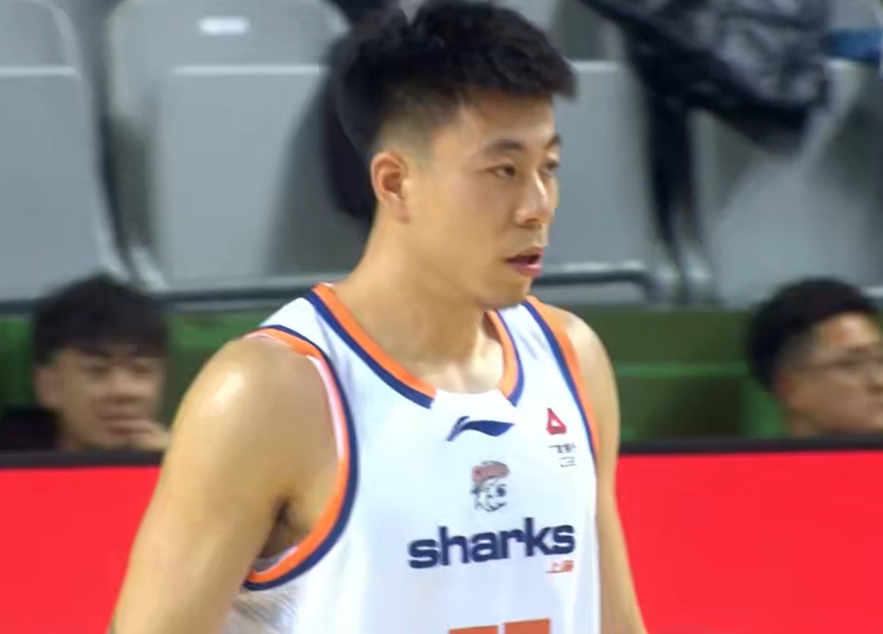 饿了？拉门斯被拍到在比利时替补席啃苹果