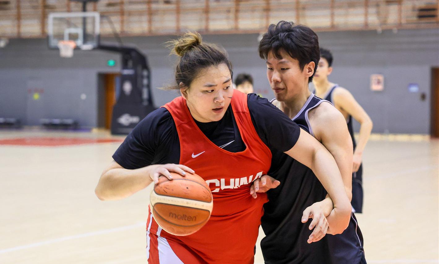 尼克斯球星的双胞胎接管发布会,萌娃抢尽风头