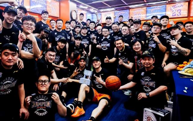 尼克斯夺冠湖人最尴尬:詹姆斯留队与否不重要,东契奇难超哈登