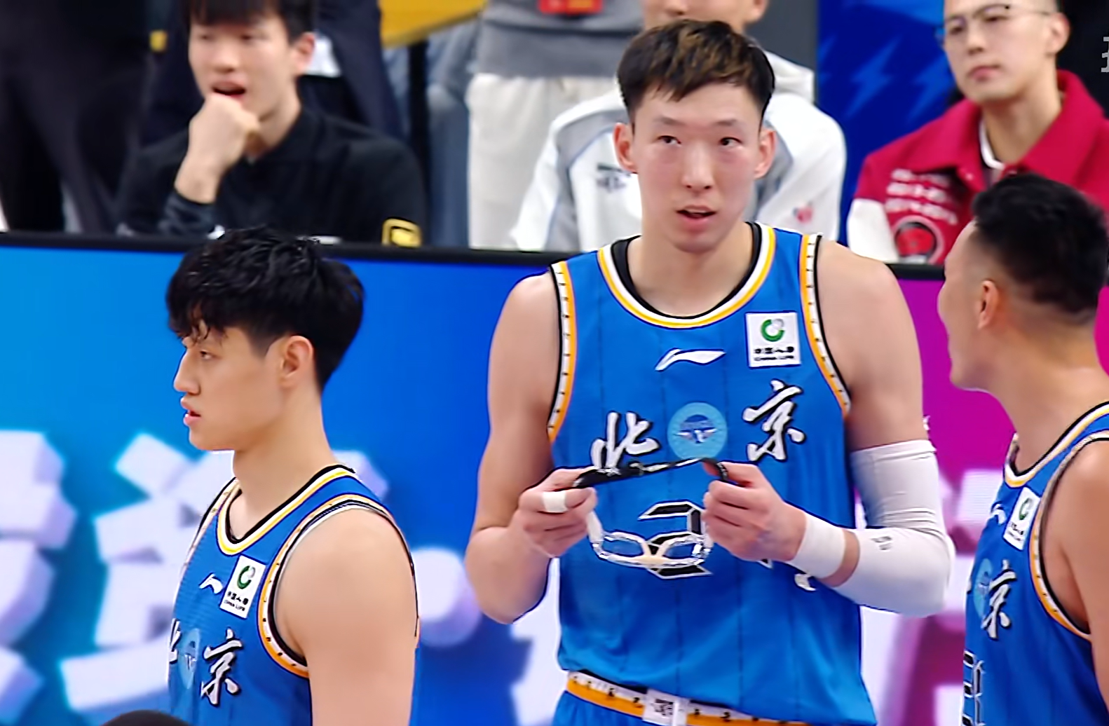 尼克斯球星的双胞胎接管发布会,萌娃抢尽风头