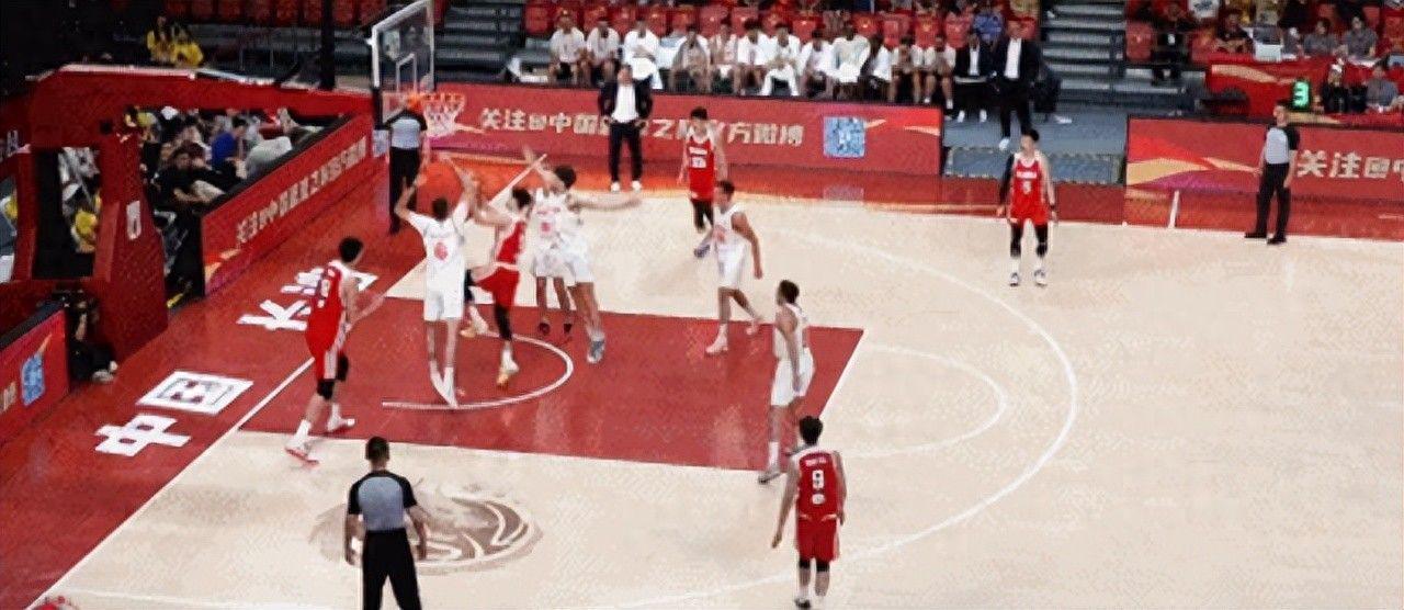 饿了?拉门斯被拍到在比利时替补席啃苹果