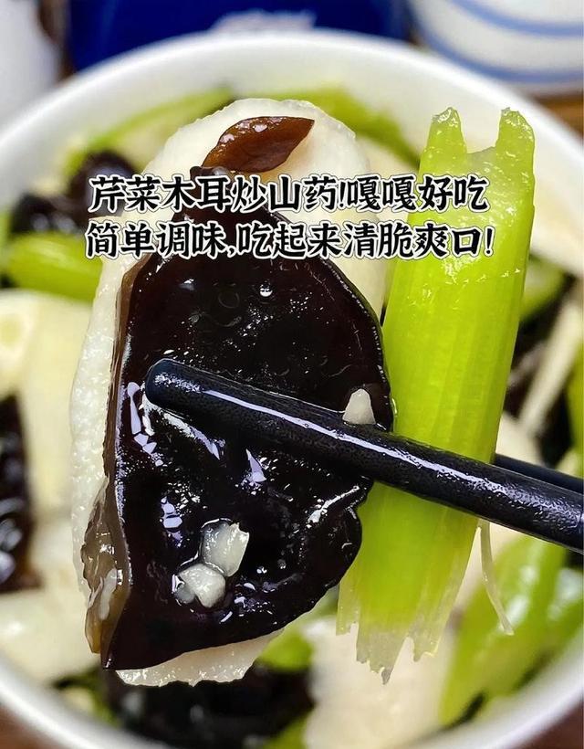 痛失好局,瑞士主帅雅金在球队被卡塔尔绝平后怒摔水瓶