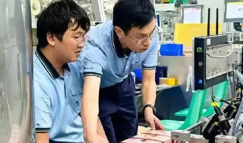 哈兰德社媒晒与全场最佳奖杯合照:有些时刻无法用言语形容